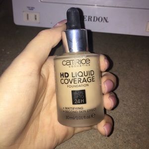 Catrice HD Liquid Foundation 010 Light Beige